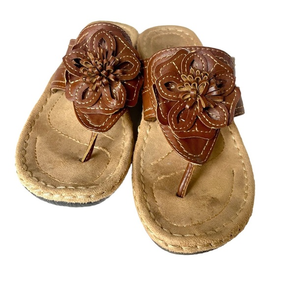 CLIFFS by White Mountain "Carnation" Leather Flower Flip Flop Brown Size 6M - Picture 1 of 9